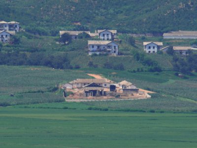 Photo d'un village nord-coréen prise depuis la Corée du Sud à Paju, ville frontalière entre les deux Corées près de la zone démilitarisée (DMZ), le 11 août 2017 - JUNG Yeon-Je [AFP]