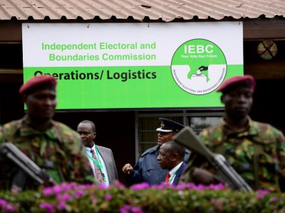 Des forces de sécurité kenyanes devant le complexe abritant la Commission électorale (IEBC) le 11 août 2017 à Nairobi - JOHN MUCHUCHA [AFP]
