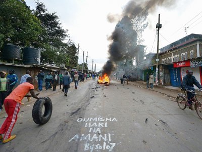 Malgré un appel à la paix peint en swahili sur la chaussée, les manifestations contre les résultats de la présidentielle ont tourné à la violence dans les rues de Kibera, à Nairobi, le 9 août 2017 - TONY KARUMBA [AFP]