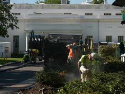 Travaux devant la West Wing, le 9 août 2017 à la Maison Blanche à Washington - MANDEL NGAN [AFP/Archives]