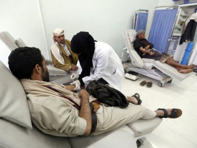 Une infirmière au chevet d'un donneur de sang, le 7 août 2017 à Sanaa - Mohammed HUWAIS [AFP]