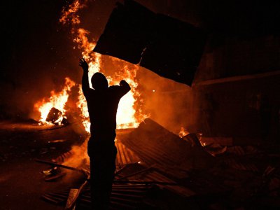 Des manifestants pillent et incendient des biens appartenant à la tribu Kikuyu le 11 août 2017 dans le bidonville de Kibera à Nairobi, après l'annonce de la réelection du président Uhuru Kenyatta. - CARL DE SOUZA [AFP]