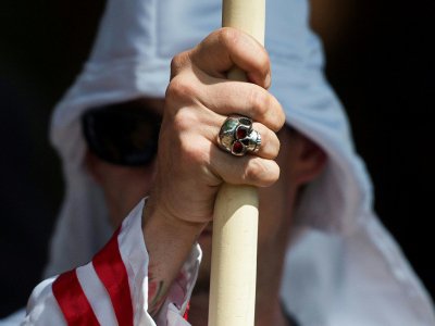 Un membre du Ku Klux Klan lors d'un rassemblement de groupuscules d'extrême droite, le 8 juillet 2017 à Charlottesville (Virginie) - ANDREW CABALLERO-REYNOLDS [AFP]
