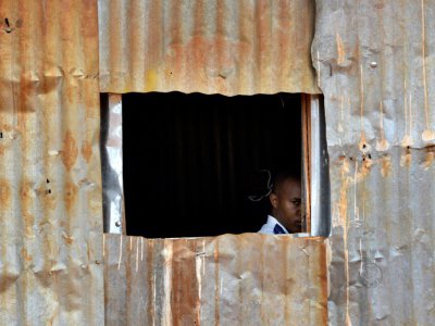 Un homme regarde à la fenêtre d'une église de Nairobi le 13 août 2017 - TONY KARUMBA [AFP]