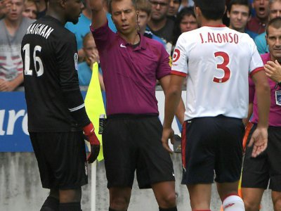 Le gardien lillois Mike Maignan  exclu par l'arbitre Johan Hamel contre Strasbourg, le 13 août 2017 à La Meinau - PATRICK HERTZOG [AFP]
