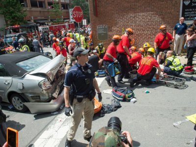 Les secours à l'oeuvre, le 12 août 2017 à Charlottesville, en Virginie, après qu'un véhicule a foncé dans une foule de contre-manifestants - PAUL J. RICHARDS [AFP]
