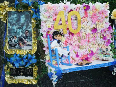La tombe fleurie et décorée d'Elvis Presley à Memphis (Tennessee), le 12 août 2017 - MANDEL NGAN [AFP]