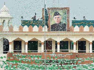 Le portrait de Muhammad Ali Jinnah, fondateur du Pakistan, est érigé pour célébrer l'indépendance du pays, le 14 août 2017 au poste frontière de Wagah, à la frontière avec l'Inde - NARINDER NANU [AFP]