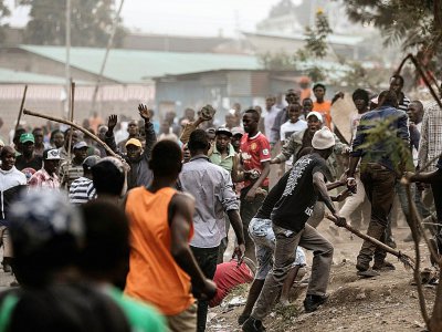 De violents affrontements ont opposé dans le bidonville de Mathare à Nairobi des membres de l'ethnie kikuyu du président Uhuru Kenyatta et des partisans luo de l'opposant Raila Odinga, le 13 août 2017 - MARCO LONGARI [AFP]