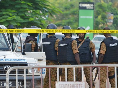 La police patrouille à Ouagadougou, après une attaque terroriste qui a visé un café-restaurant, le 14 août 2017 - Ahmed OUOBA [AFP]