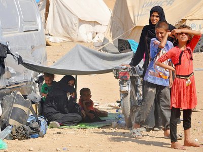 Des syriens de Deir Ezzor, dernière province contrôlée quasi-totalement par le groupe Etat islamique, où l'EI a récemment imposé l'enrôlement obligatoire, dans un camp de déplacés près d'Aricha, le 13 août 2017 - Ayham al-Mohammad [AFP]