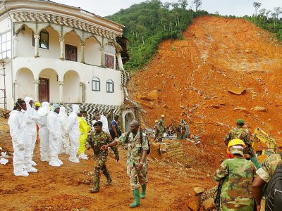 Des secouristes et des sodats à la recherche de survivants après les coulées de boue à Freetown en Sierra Leone, le 15 août 2017 - SAIDU BAH [AFP]