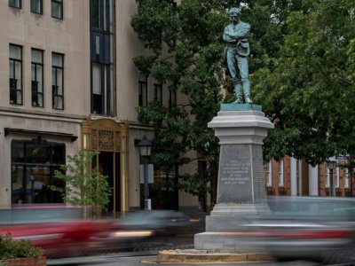 La statue en bronze d'un soldat confédéré,  monument rendant hommage à la mémoire des soldats confédérés tués pendant la guerre de Sécession, à Alexandrie, en Virginie, le 14 août 2017 - PAUL J. RICHARDS [AFP]