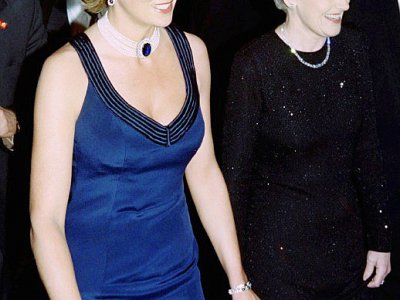 La princesse de Galles Diana, aussi connue sous le nom de Lady Di, et Liz Tilberis, ancienne rédactrice en chef d'origine britannique du magazine Harper's Bazaar, à New York le 30 janvier 1995 - Jon LEVY [AFP/Archives]