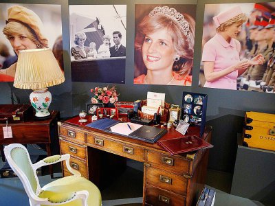 Le bureau sur lequel travaillait Diana, princesse de Galles, recouvert de quelques effets personnels choisis par ses fils, lors d'une séance photo au Palais de Buckingham à Londres, le 20 juillet 2017 - Tolga Akmen [AFP]