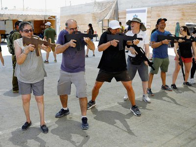 Des touristes étrangers se familiarisent aux techniques israéliennes de lutte contre le "terrorisme" et s'initient au maniement des armes, dans l'ancien camp d'entraînement "Caliber 3", près d'Efrat en Cisjordanie occupée, le 18 juillet 2017 - MENAHEM KAHANA [AFP]