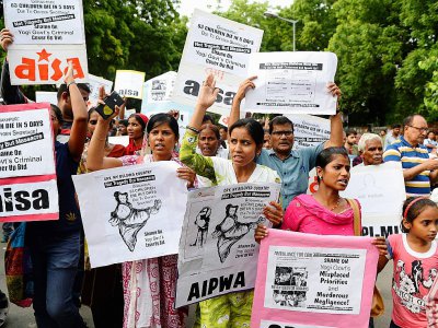 Rassemblement de protestation à New Dehli, après la mort de dizaines d'enfants à l'hôpital public de Gorakhpur dans le nord de l'Inde, le 13 août 2017 - SAJJAD HUSSAIN [AFP]