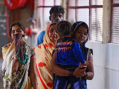 Des familles pleurent la mort de leurs enfants à l'hôpital public de Gorakhpur dans le nord de l'Inde, le 13 août 2017 - SANJAY KANOJIA [AFP]
