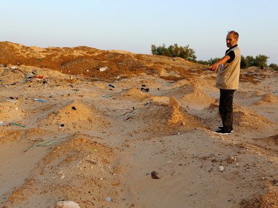 Chamseddine Marzouz pose au milieu des tombes qu'il a créusées pour enterrer des migrants morts en mer, le 12 juilllet 2017 à Zarzis en Tunisie - FATHI NASRI [AFP]
