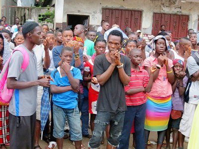 Des habitants de Freetown aux abords de la morgue de Connaught à Freetown, le 15 août 2017. - SAIDU BAH [AFP]