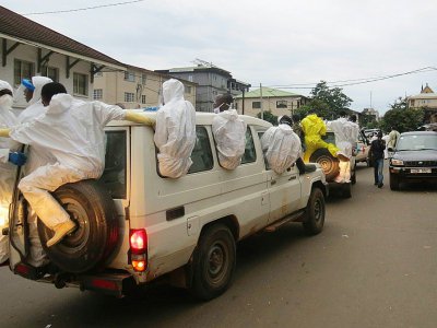 Membres d'une équipe chargée d'enterrer des morts à bord d'une ambulance près de la morgue de Connaught à Freetown, le 15 août 2017. - SAIDU BAH [AFP]
