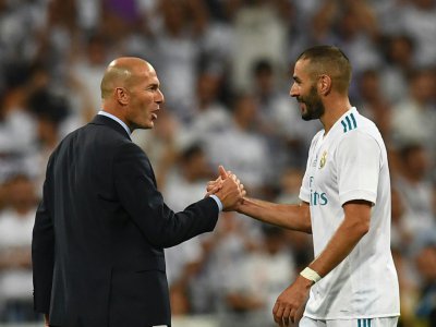 Zinedine Zidane qui remporte son septième titre félicite son avant-centre buteur Karim Benzema, le 16 août 2017 à Madrid - GABRIEL BOUYS [AFP]