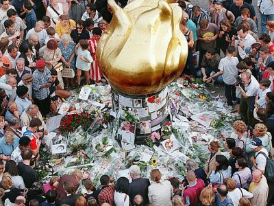 Des centaines de personnes se sont rassemblées, le 31 août, devant la flamme de la statue de la liberté, près du tunnel de l'Alma à Paris, où la princesse Diana a trouvé la mort - JOEL SAGET [AFP/Archives]