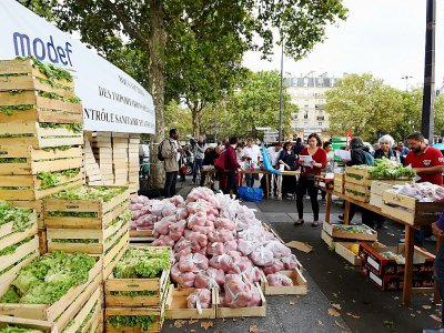 Marché éphémère organisé par le syndicat agricole Modef place de la Bastille à Paris, le 17 août 2017 à Paris - Bertrand GUAY [AFP]