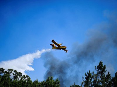 Un avion anti-incendie dans le ciel de Sardoal, au Portugal, le 17 août 2017 - PATRICIA DE MELO MOREIRA [AFP]