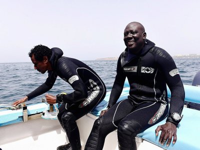 L'archéologue Ibrahima Thiaw lors d'une expédition de plongée au large de Gorée, au Sénégal, le 16 mai 2017 - SEYLLOU [AFP]