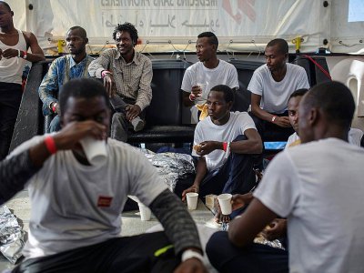 Des migrants à bord de l'Aquarius, le 16 août 2017 - Angelos Tzortzinis [AFP]