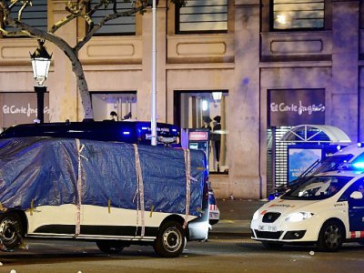 La camionette de l'attaque à Barcelone est remorquée par la police, le 18 août 2017 - JAVIER SORIANO [AFP]