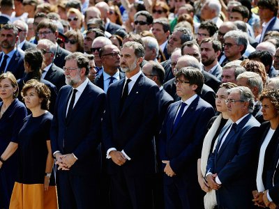 Le roi Felipe VI (4eG), le premier ministre Mariano Rajoy (3eD) et le président de Catalogne Carles Puigdemont (5eD) observent une minute de silence avec des milliers de personnes rassemblées place de Catalogne à Barcelone, le 18 août 2017 - JAVIER SORIANO [AFP]