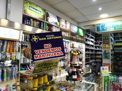 "Nous ne vendons pas de marijuana", annonce affichée dans une pharmacie à Montevideo, en Uruguay, le 19 juillet 2017 - MIGUEL ROJO [AFP/Archives]