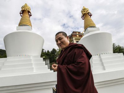 Karmapa Thaye Dorje devant le centre le centre d'études bouddhistes de Montchardon, près de Grenoble, le 16 août 2017 - PHILIPPE DESMAZES [AFP]