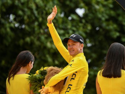 Le vainqueur du Tour de France, le Britannique Chris Froome pose sur le podium aux Champs-Elysées, le 23 juillet 2017 - Lionel BONAVENTURE [AFP/Archives]