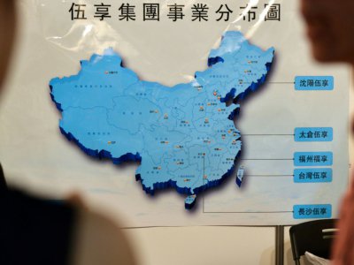 Des visiteurs d'une foire de l'emploi à Taipei regarde la carte de la Chine, le 1er juillet 2017 - SAM YEH [AFP]