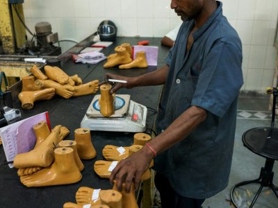 Lancés il y a plus de quarante ans, en 1975, les "pieds de Jaipur" sont devenus célèbres et commercialisés bien au-delà des frontières de l'Inde, en Asie, en Afrique, dans les îles du Pacifique - CHANDAN KHANNA [AFP]