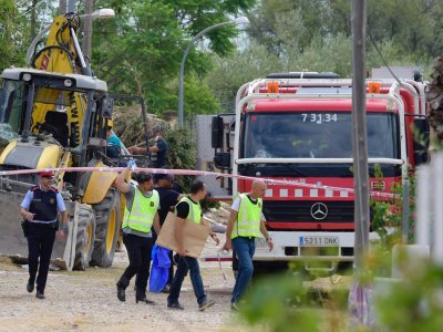 Des enquêteurs fouillent les décombres de la maison où des suspects planifiaient un projet d'attentat d'ampleur, le 20 août 2017 à Alcanar (Espagne) - JOSE JORDAN [AFP]