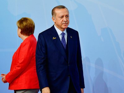 Le président turc Recep Tayyip Erdogan et la chancelière allemande Angela Merkel au sommet du G20 à Hambourg en Allemagne, le 8 juillet 2017 - Tobias SCHWARZ [AFP/Archives]