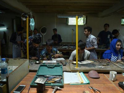 Des étudiants afghans se forment à la joaillerie dans une classe de l'Institut Turquoise Mountain, à Kaboul, le 18 juillet 2017 - WAKIL KOHSAR [AFP/Archives]