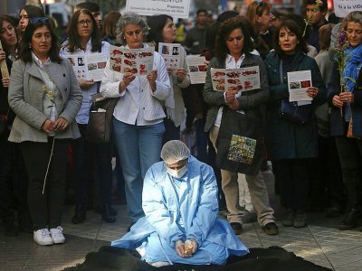 Des militants anti-avortement manifestent devant le tribunal Constitutionnel, le 21 août 2017 à Santiago au Chili - CLAUDIO REYES [AFP]