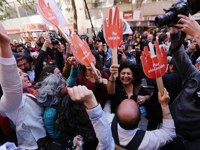 Des militants pro-avortement manifestent leur joie devant le tribunal Constitutionnel, le 21 août 2017 à Santiago au Chili - CLAUDIO REYES [AFP]