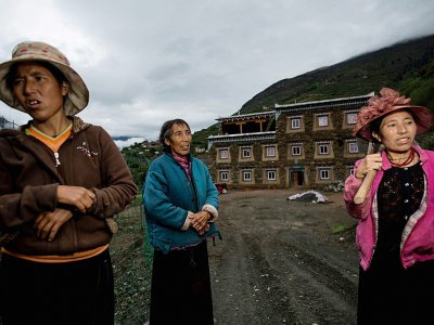 Dolma Lhamo (c), 60 ans, et ses filles de l'éthnie tibétaine des Zhaba, dans la vallée du fleuve Yalong dans la province chinoise du Sichuan, le 28 mai 2017 - Johannes EISELE [AFP]