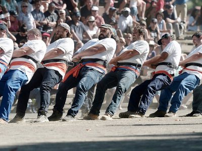Des Basques participent au tir à la corde le 20 août 2017 à Saint-Palais dans le sud ouest de la France, le 20 août 2017 - IROZ GAIZKA [AFP]