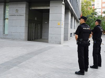 Les policiers se tiennent devant le tribunal de Madrid le 22 août 2017 - GABRIEL BOUYS [AFP]