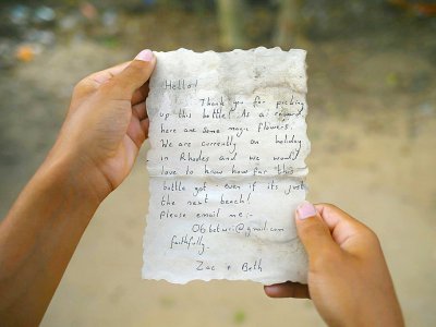 La lettre à la mer d'une femme britannique Bethany Wright et son compagnon Zac Marriner, retrouvée par un pêcheur de Gaza, Jihad al-Soltan, le 22 août 2017 - MOHAMMED ABED [AFP]