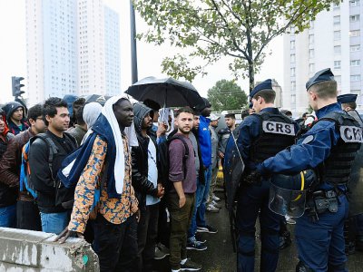Des migrants évacués d'un campement Porte de la Chapelle à Paris le 18 août 2017 - Bertrand GUAY [AFP/Archives]
