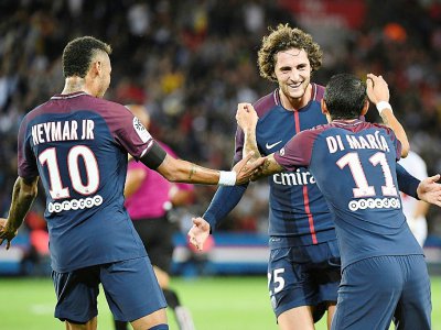 Le milieu du PSG Adrien Rabiot félicité par Neylmar et Di Maria après un but face à Toulouse au Parc des Princes, le 20 août 2017 - bertrand GUAY [AFP/Archives]