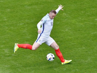 L'attaquant de l'équipe d'Angleterre Wayne Rooney face aux Gallois lors de l'Euro-2016, le 16 juin 2016 à Lens - PHILIPPE HUGUEN [AFP/Archives]